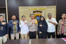 Ketua KPU Kendari Jumwal Serahkan Sesuatu Kepada Kapolresta Kombes Muh Eka Faturrahman - JPNN.com Sultra