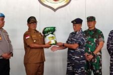 KRI Makassar 590 Distribusikan Bantuan Kepada Korban Gempa Mamuju - JPNN.com Sultra