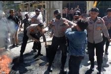 Ember Polisi Ditendang Sampai Pecah, Demo Hari Bhayangkara di Polda Sultra Ricuh - JPNN.com Sultra