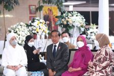 Tiba di Tanah Air, Presiden Jokowi Bertakziah ke Rumah Duka Tjahjo Kumolo - JPNN.com Sultra