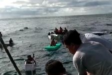 Tenggelam di Perairan Saponda Laut, 15 Awak Kapal Diselamatkan Nelayan - JPNN.com Sultra