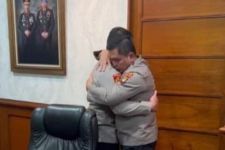 Tangisan Irjen Ferdy Sambo di Pelukan Irjen Fadil, Makna dan Respons Mabes Polri - JPNN.com Sultra