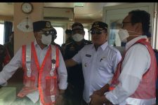 Menhub Budi Karya dan Ruksamin Melompat ke Kapal Tongkang di Jetty Milik Cinta Jaya - JPNN.com Sultra