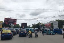 Mahasiswa Gabung Sopir Angkutan Umum Blokir Jalan Demo Tolak Kenaikan Harga BBM  - JPNN.com Sultra