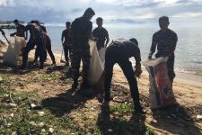 Kegiatan Terpuji TNI Bersama Warga Bersihkan Pantai Toronipa - JPNN.com Sultra