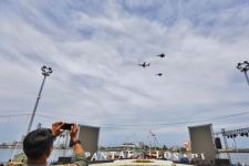 Terlihat Gagah, Prajurit TNI Latihan Bebas Menerbangkan Sukhoi di Langit Pantai Losari - JPNN.com Sultra