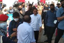 Pedagang Berteriak: Pak Jokowi, Lempar Bajunya - JPNN.com Sultra