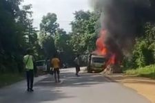 Truk Pengangkut Aspal Milik Dinas PU Sultra Terbakar saat Perbaiki Jalan di Konawe - JPNN.com Sultra
