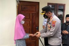 Personel Polres Solok Kota Alokasikan Zakat Mal untuk Bantu Warga - JPNN.com Sumbar