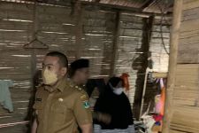 Audy Joinaldy Serahkan Rp 25 Juta untuk Bedah Rumah Titin Sumarni - JPNN.com Sumbar
