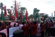 Massa IMM Suarakan 4 Penolakan di Gedung DPRD Sumbar - JPNN.com Sumbar