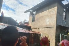 Satu Unit Rumah Dua Lantai Hangus dilahap Si Jago Merah - JPNN.com Sumbar