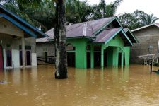 Banjir di Sijunjung, Cuma Kendaraan Ini yang Bisa Melintas - JPNN.com Sumbar
