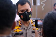 Polisi Membersihkan Rumah Ibadah untuk Memperingati HUT Bhayangkara Ke-76 - JPNN.com Sumbar