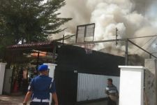 Ledakan Alat Pendingin Hanguskan Setengah Pabrik Roti - JPNN.com Sumbar