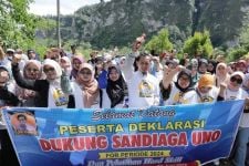 Ratusan Pelaku UMKM dan Mak-mak Dukung Sandiag Uno sebaai Calon Presiden 2024 - JPNN.com Sumbar
