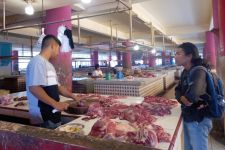 PMK Jadi Momok yang Membuat Pedagang Daging Sapi Sepi Pembeli - JPNN.com Sumbar