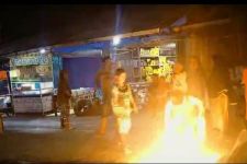 Tidak Terima Ditegur Satpol PP, PKL Menyalakan Api sebagai Perlawanan - JPNN.com Sumbar