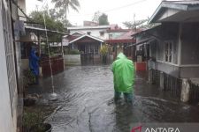 Limpahan Air dari Drainase Membanjir Sejumlah Wilayah di Kota Bukittinggi - JPNN.com Sumbar