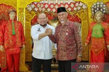 Ketua DPD RI Yakin Batik Tanah Liek Mampu Memulihkan Ekonomi Masyarakat Pesisir Selatan - JPNN.com Sumbar