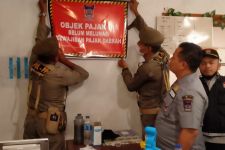 Satpol PP Padang Pasang Stiker Penunggak Pajak di Beberapa Tempat Usaha Ini - JPNN.com Sumbar