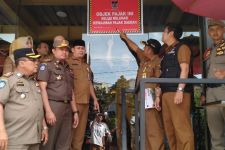 Lima Tempat Usaha di Padang Disegel, Piutang Pajak Mencapai Rp 7 Miliar - JPNN.com Sumbar