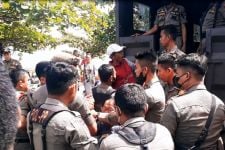 Petugas Satpol PP Padang Diburu dengan Parang,  PKL Mengaku Diseret seperti Anjing - JPNN.com Sumbar