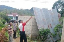 Angin Kencang Merusak Ruko dan Rumah Warga Kabupaten Solok, Listrik PLN Padam - JPNN.com Sumbar