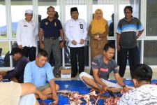 Perdana, Kanwil Kemenag Sumbar Menyerahkan Hewan Kurban ke Masjid Asrama Haji Padang Pariaman - JPNN.com Sumbar