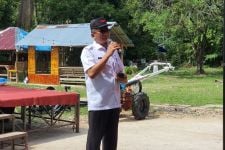 Wali Kota Padang Menyerahkan Bantuan Alat Pertanian pada Kelompok Tani di Bungus Teluk Kabung - JPNN.com Sumbar