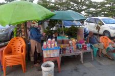 Jeritan PKL Tua Pantai Cimpago, Sulitnya Mencari Nafkah di Kota Padang - JPNN.com Sumbar