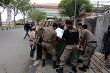 Satpol PP Padang Bongkar Lapak PKL di Trotoar Jalan Samudera - JPNN.com Sumbar