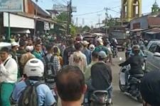 Aksi Heroik Satpam SMK Negeri 1 Padang Menyelamatkan Siswa yang Dibacok Tiga Orang - JPNN.com Sumbar