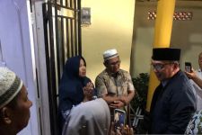 Sambil Menyeka Air Mata, Ridwan Kamil Pimpin Doa untuk Ikhsan Maulana yang Hanyut di Lubuk Tongga - JPNN.com Sumbar