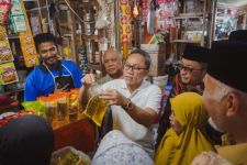 Zulkifli Hasan Memborong Bahan Pokok dan Jajanan di Pasar Raya Padang - JPNN.com Sumbar