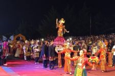 Meriah, Delegasi dari 98 Kota Seluruh Indonesia Menggunakan Pakaian Adat - JPNN.com Sumbar