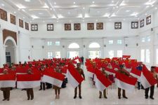 Pemkot Bukittinggi Membagikan 1.077 Bendera Merah Putih pada Masyarakat - JPNN.com Sumbar