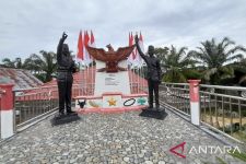 Orang Ini Rela Menghabiskan Uang Pribadi Rp 300 Juta untuk Membangun Patung Soekarno dan Jokowi - JPNN.com Sumbar