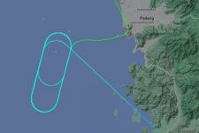 Jarak Pandang Cuma 400 Meter,  Air Asia Berputar-putar di Udara Teluk Bayur - JPNN.com Sumbar
