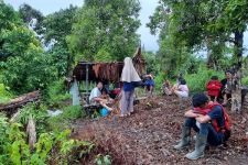Masih Takut Gempa, Warga Desa Simalegi Bertahan di Pengungsian dengan Kondisi Seadanya - JPNN.com Sumbar