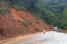 Jalan Riau-Sumbar Rawan Longsor, Pengendara Harus Berhati-hati saat Hujan - JPNN.com Sumbar
