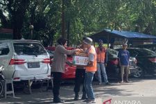 Polresta Padang Kembali Membagikan Paket Bahan Pokok ke Warga Pasar Raya - JPNN.com Sumbar