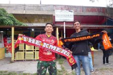 Pria Ini Rela Tak Masuk Kerja dan Menghabiskan Uang untuk Dukung Persiraja di Stadion H Agus Salim - JPNN.com Sumbar