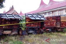 Polisi Temukan Kayu Sebanyak Empat Truk Jungkit Tanpa Tuan di Solok Selatan - JPNN.com Sumbar