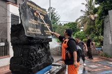 BPBD Padang Membersihkan Monumen Gempa, Sirine Bakal Menyala Serentak - JPNN.com Sumbar