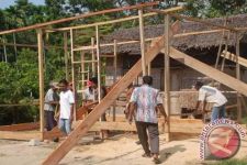 Pemprov Sumbar Menyalurkan Bantuan Rumah Layak Huni untuk Masyarakat Nagari Kajai - JPNN.com Sumbar