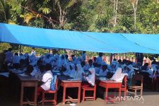 Kepastian Perbaikan Sekolah dari Kemendikbudristek Belum Ada, Siswa Talamau Belajar di Tenda Usang - JPNN.com Sumbar