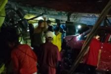 Truk Sawit Hantam Empat Mobil dan Tabrak Warung, 10 Korban Dilarikan ke Rumah Sakit - JPNN.com Sumbar