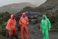 Abu Vulkanik Gunung Kerinci Menimbun Jalur Pendakian Kersik Tuo - JPNN.com Sumbar