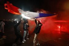 Fans Prancis Merayakan Kemenangan saat Paris Membeku - JPNN.com Sumbar